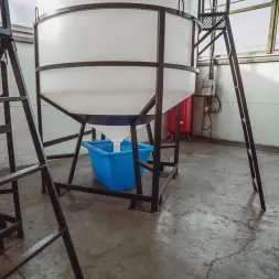 Емкость ЦКТ 5000 л с патрубком 110мм под плотность до 1,2 г/см3 белая в обрешетке с лестницей