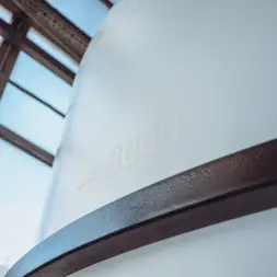 Емкость ЦКТ 5000 л с патрубком 110мм с фланцем под плотность до 1,2 г/см3 белая в обрешетке с лестницей