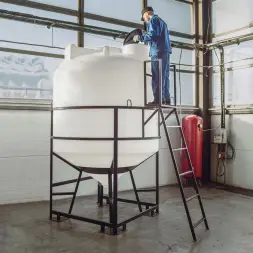 Емкость ЦКТ 5000 л с патрубком 160мм под плотность до 1,5 г/см3 белая в обрешетке с лестницей