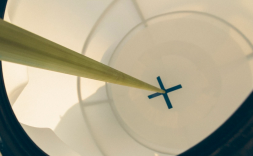 Емкость ЦКТ 5000 с патрубком 110 мм белый в обрешетке с лестницей с лопастной Ж-Ж мешалкой